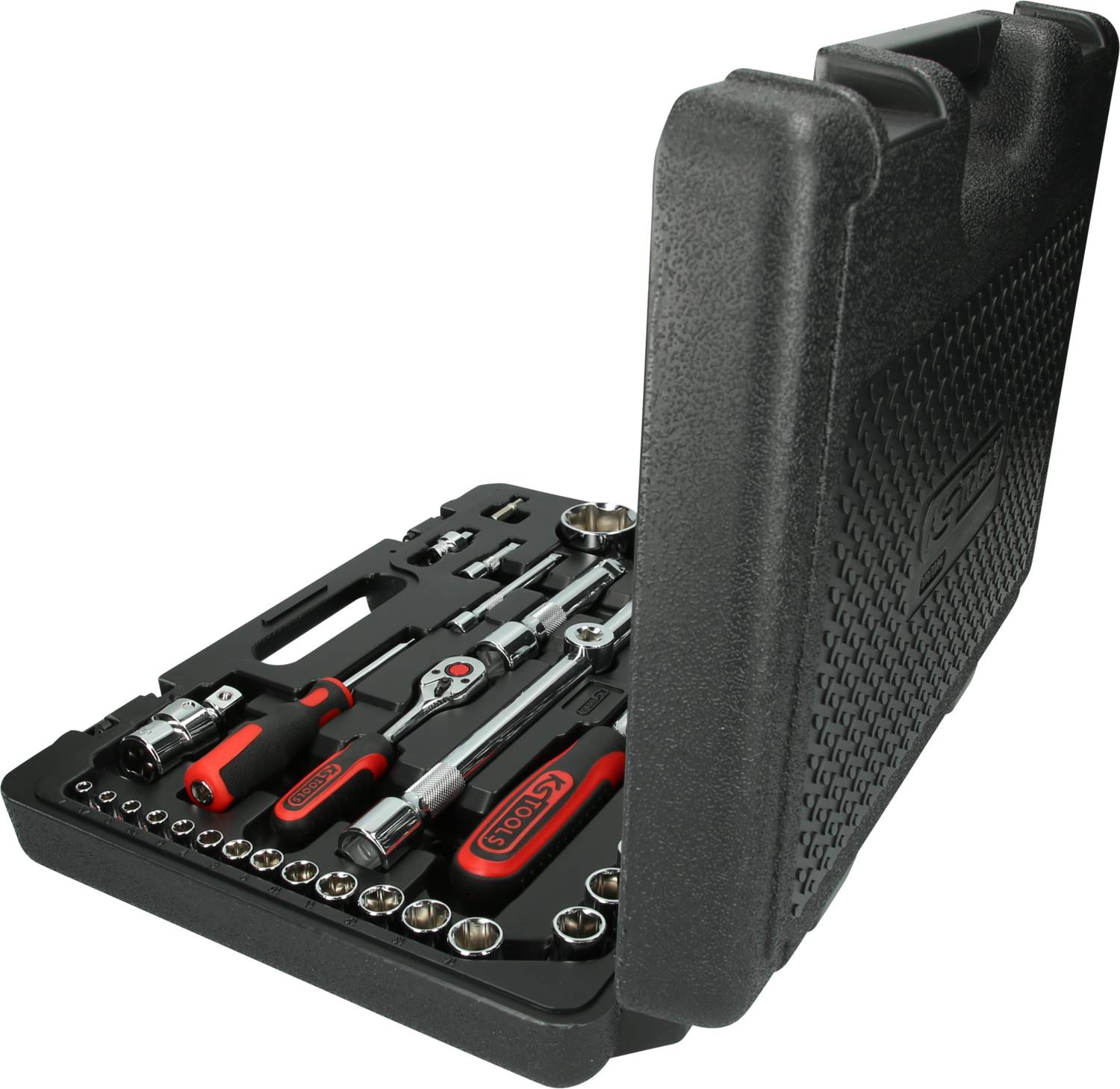 Otwarty czarny kufer narzędziowy z różnymi śrubokrętami, nakrętkami i grzechotkami ułożonymi w uporządkowanych przegródkach.