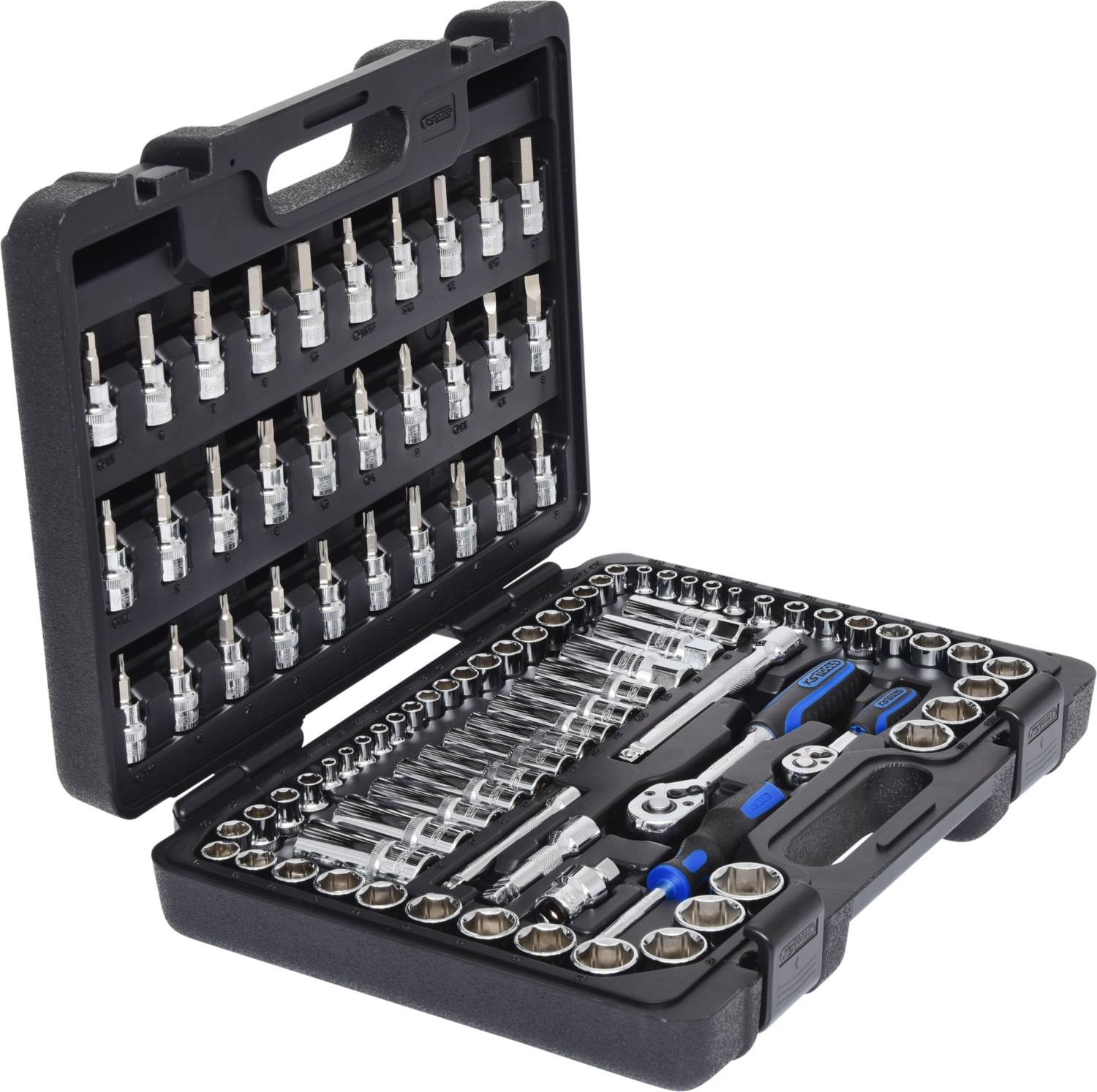 Czarny kufer narzędziowy z różnorodnym zestawem kluczy, nasadek i szczypiec, ułożonych starannie w dedykowanych gniazdach.