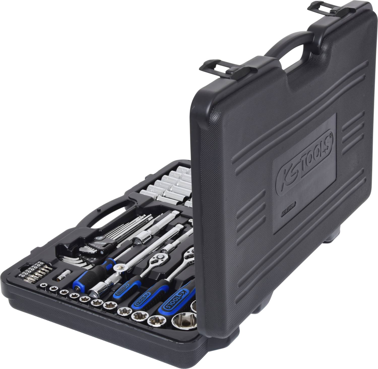 Otwarty czarny kufer narzędziowy z licznymi narzędziami ręcznymi, takimi jak klucze płaskie i nasadowe w różnych rozmiarach.