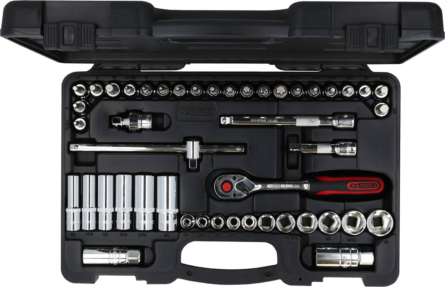 Zestaw narzędzi z różnymi kluczami nasadowymi, grzechotką i przedłużkami, ułożony w profilowanych przegródkach.