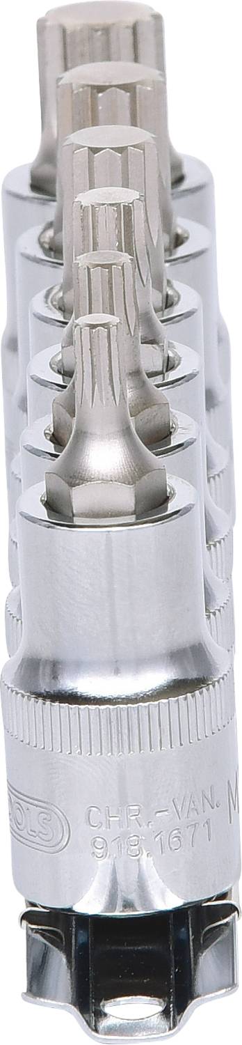 Zestaw sześciokątnych nasadek kluczykowych ułożonych w rzędzie, lekko przesunięnych, wykonanych z srebrnego metalu, stojących pionowo.