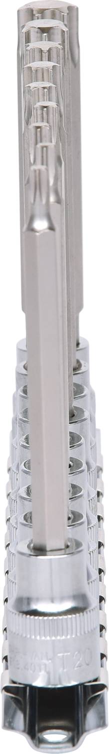 Obraz przedstawia zestaw kluczy nasadowych w kolorze srebrnym, ułożonych w kształcie piramidy. Na samej górze znajduje się podłużny adapter nasadowy.