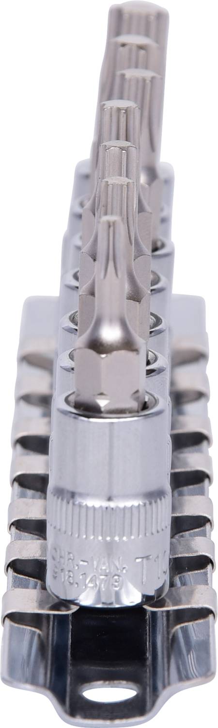 Zestaw metalowych grotów wkrętakowych w różnych rozmiarach, ułożonych pionowo w uchwycie.