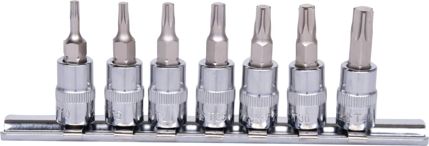 Zestaw siedmiu nasadek bitowych o różnych kształtach i rozmiarach, zamontowanych na metalowej szynie.