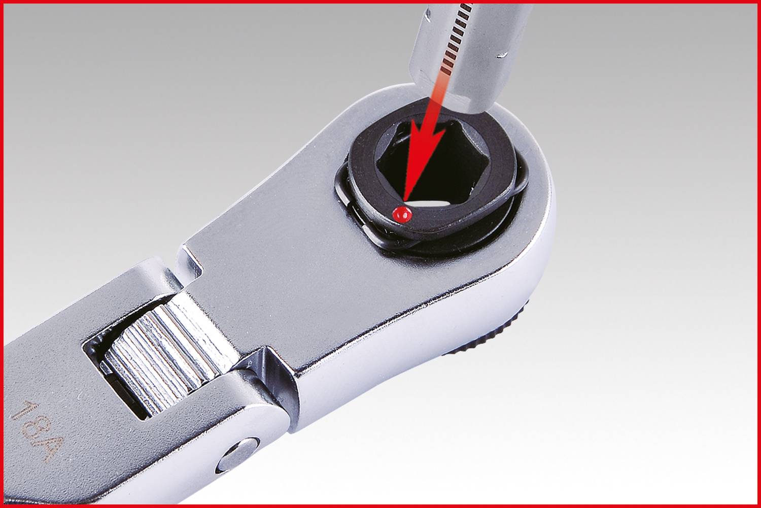 'Regulowany klucz nastawny ze strzałką wskazującą na przegub, aby wyjaśnić mechanizm zmiany rozmiaru.'