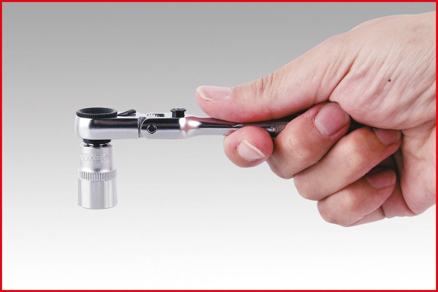 Dłoń trzyma srebrny klucz z grzechotką z sześciokątną końcówką, gotowa do dokręcenia lub poluzowania śruby.