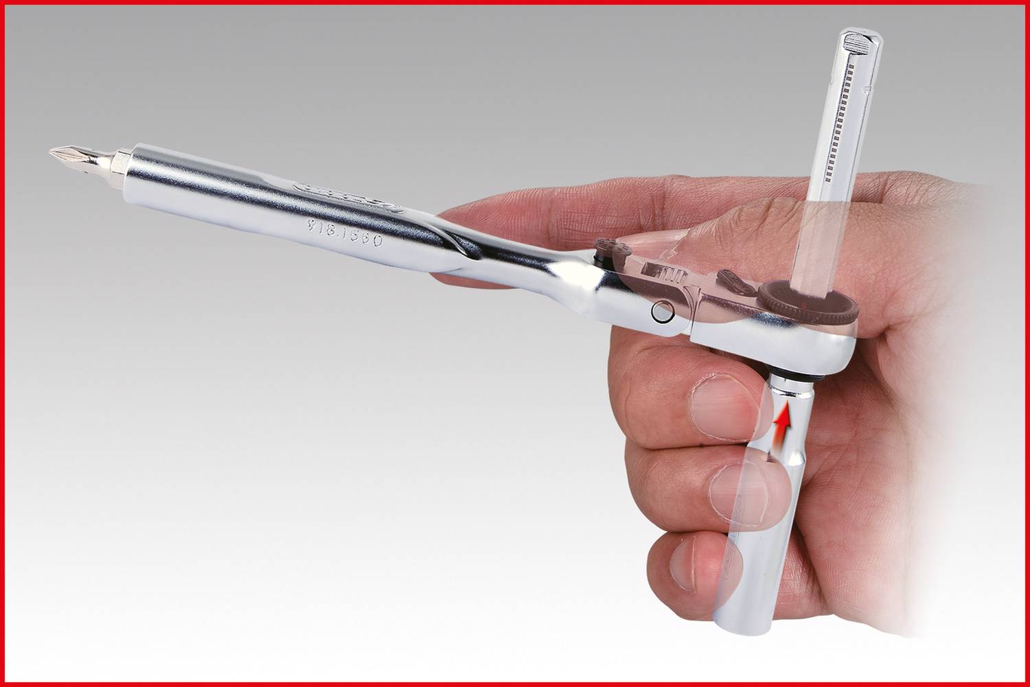 Jedna ręka trzyma srebrny, cylindryczny instrument medyczny przypominający strzykawkę.