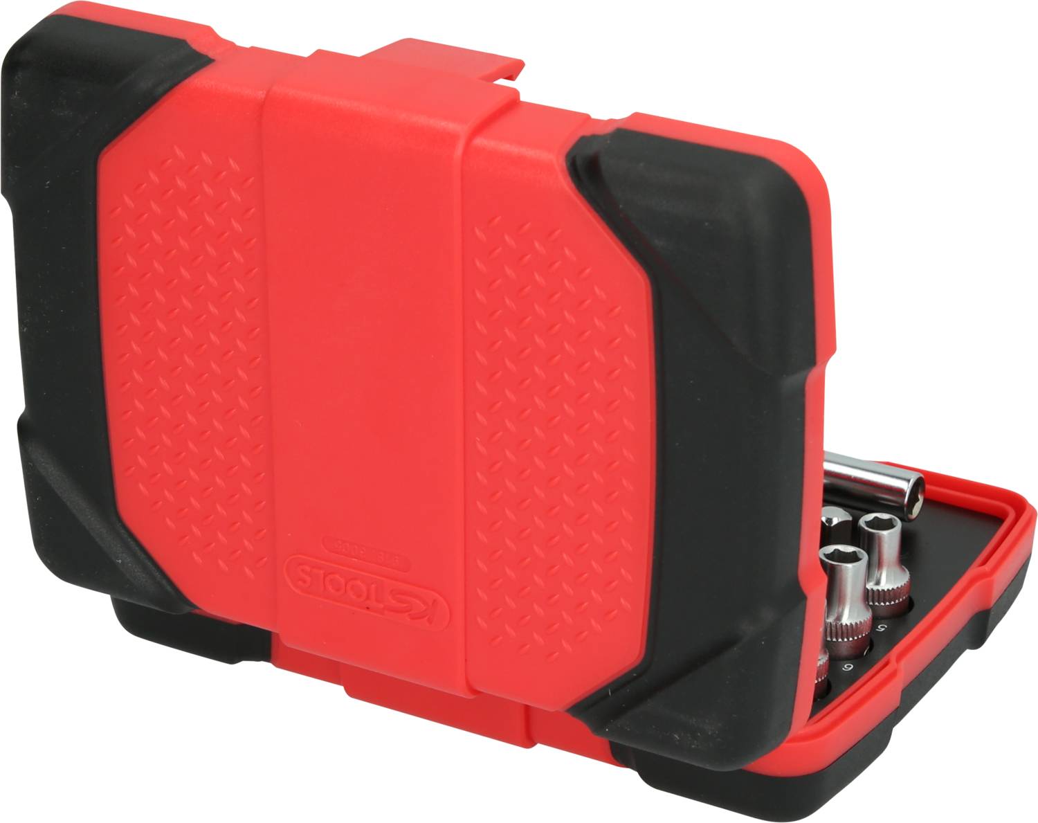Czerwony kufer na narzędzia z czarnymi narożnikami, częściowo otwarty, ukazujący niektóre metalowe końcówki w środku.
