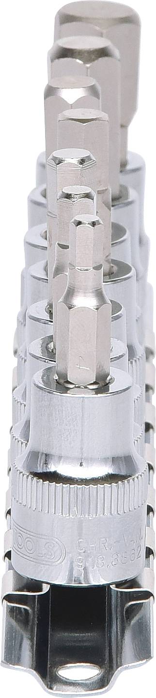 Rząd metalowych nasadek z sześciokątnymi końcówkami, ułożonych w stos, lśniących, przeznaczonych do użycia z kluczami zapadkowymi.