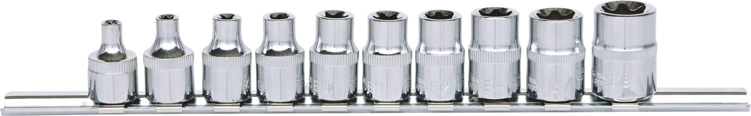 Rząd jedenastu srebrnych kluczy nasadowych o różnych rozmiarach, ułożonych na metalowym stojaku.