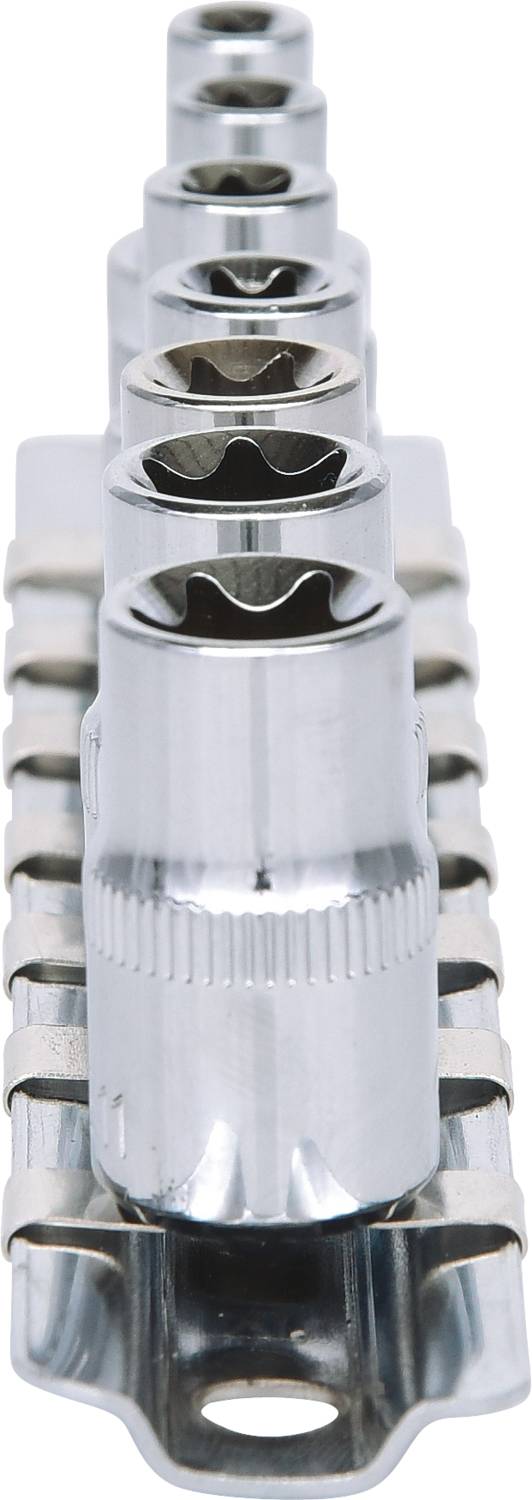 'Rząd kluczy nasadowych różnych rozmiarów na stojaku, wykonany z błyszczącego metalu, przeznaczony do użycia z narzędziem.'