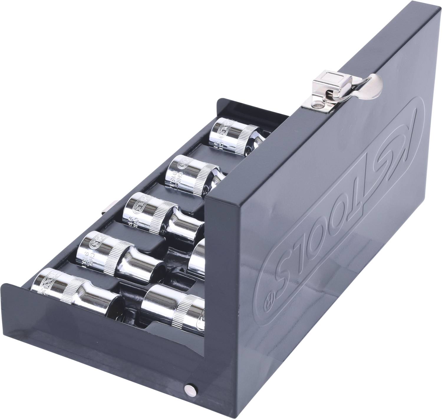 Otwarty szary skrzynka narzędziowa prezentuje kilka srebrnych kluczy nasadowych w różnych rozmiarach, ułożonych w schludnym porządku.