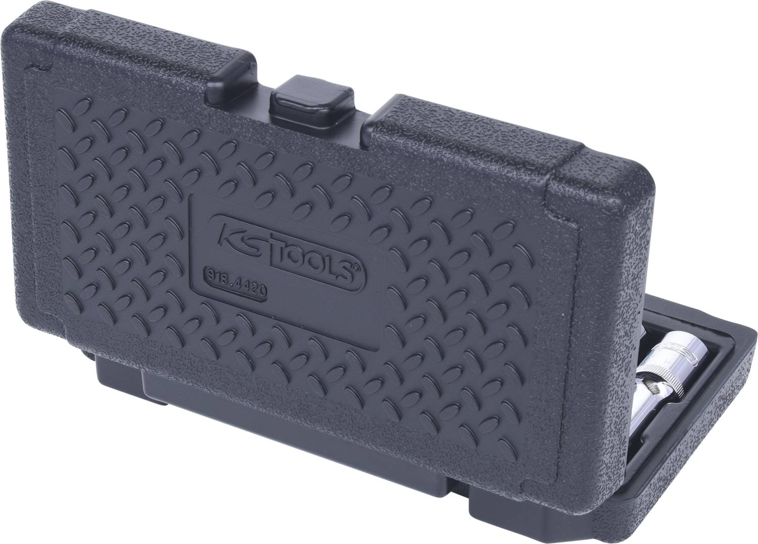 Czarny plastikowy kufer z logo 'KS TOOLS', częściowo otwarty, ukazujący wewnątrz nasadkę chromowaną.