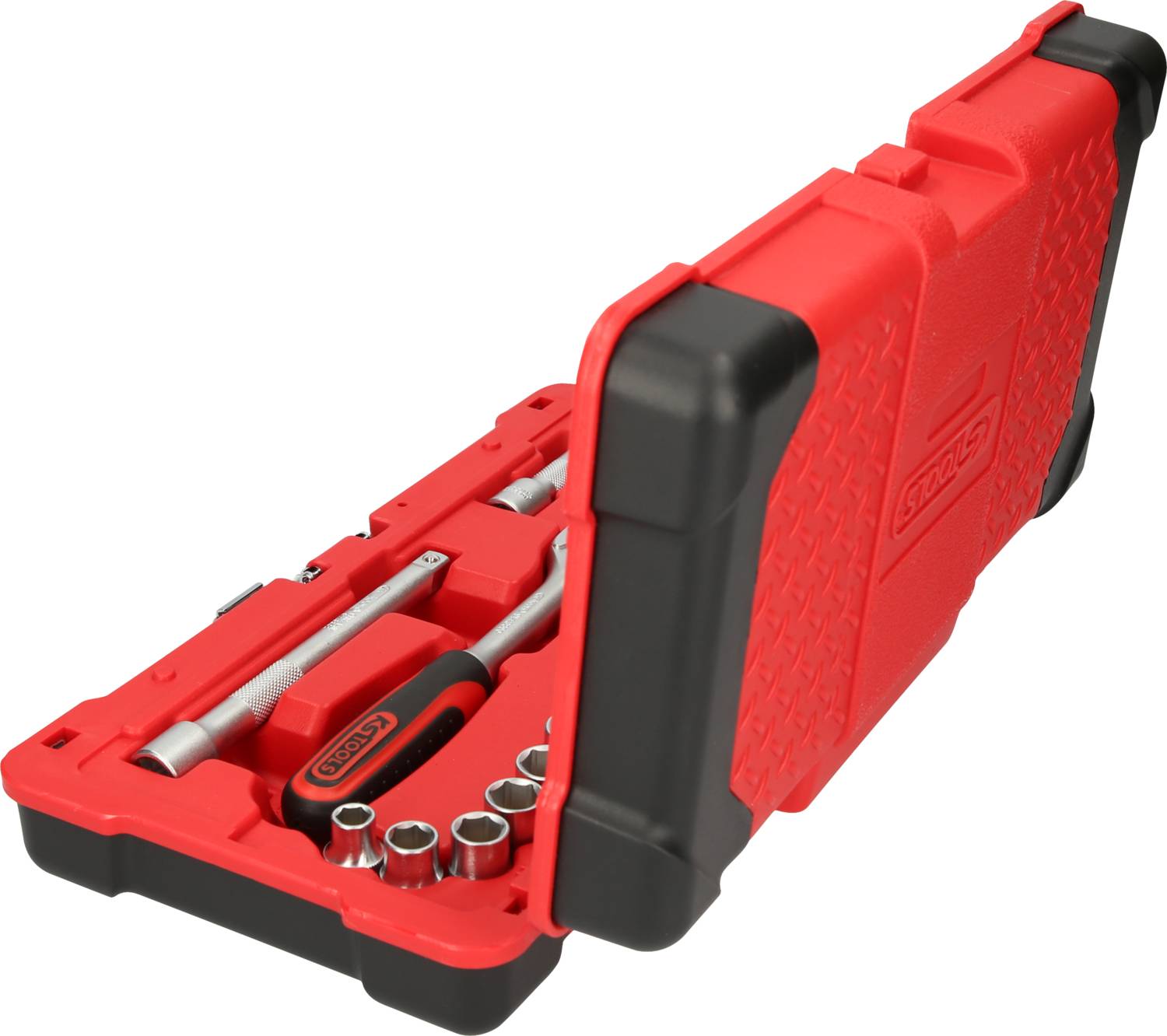 Czerwona skrzynka narzędziowa z wieloma kluczami nasadowymi, grzechotką i przedłużką, otwarta w prawą stronę.