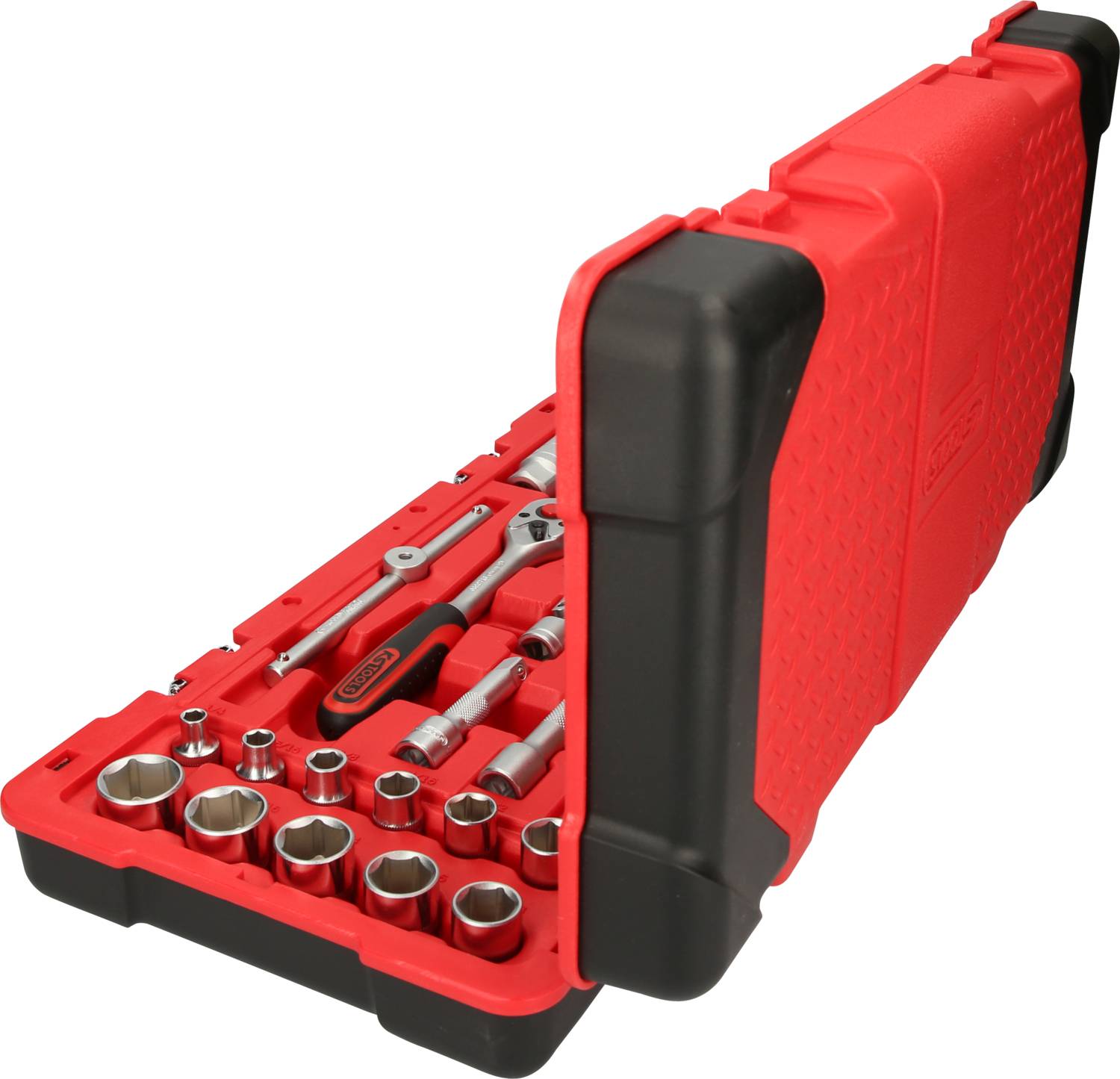 Otwarty czerwony kufer narzędziowy z różnymi kluczami nasadowymi, grzechotkami i przedłużkami. Idealny do napraw mechanicznych.