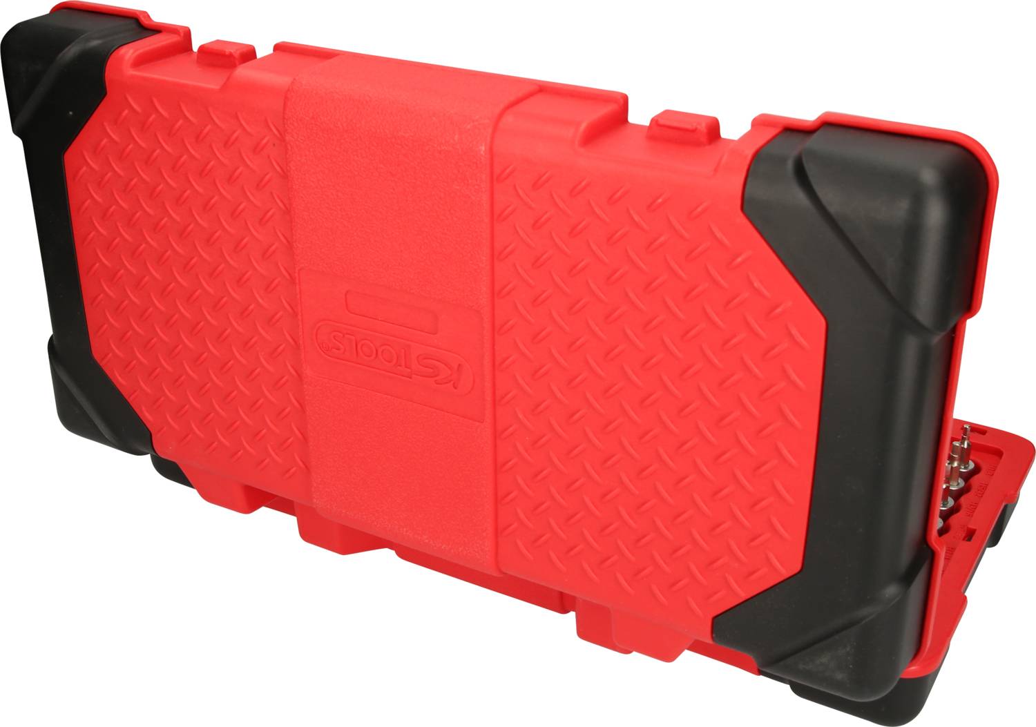 Czerwony kufer na narzędzia z czarną ochroną krawędzi i tłoczonym wzorem. Zawiera różne narzędzia, widoczne po otwartej stronie.