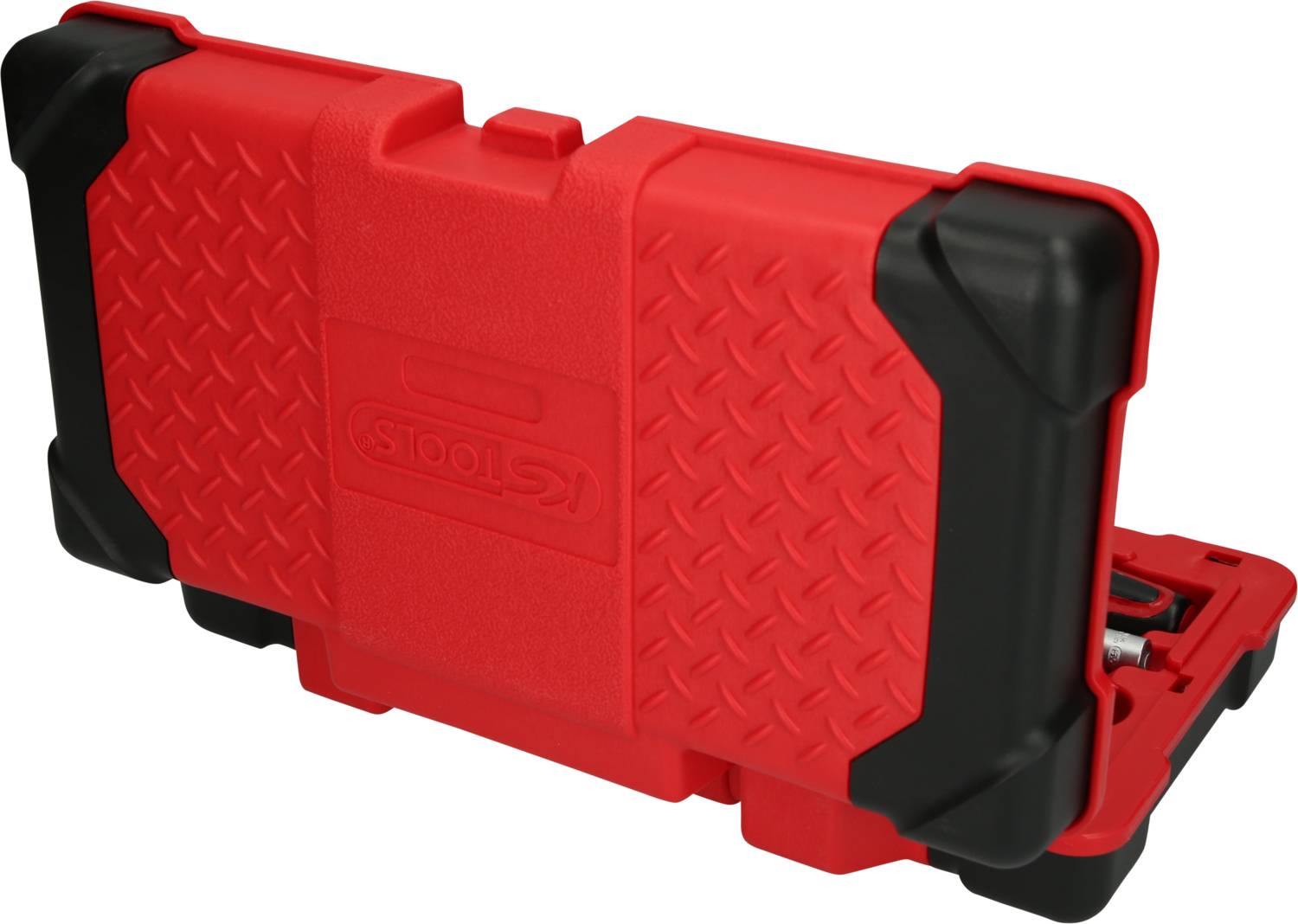 Czerwony, prostokątny kufer na narzędzia z czarnymi narożnikami i strukturyzowanym wzorem. Kufer jest zamknięty i wykonany w solidnej, wytrzymałej konstrucji.