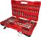 Otwarty czerwony kufer narzędziowy z różnymi kluczami nasadowymi, bitami i grzechotkami. Idealny do prac naprawczych i montażowych.