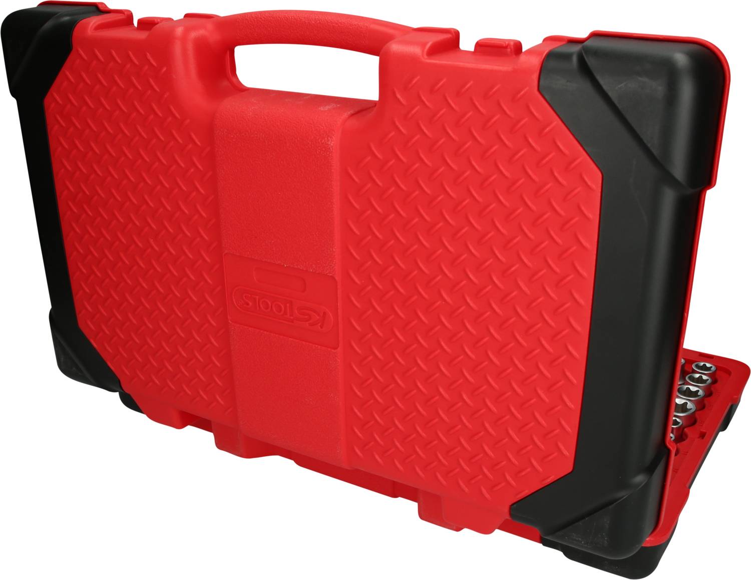 Czerwona plastikowa walizka na narzędzia z czarnymi narożnikami, zamknięta, stoi pionowo. Prawdopodobnie zawiera narzędzia do prac naprawczych.