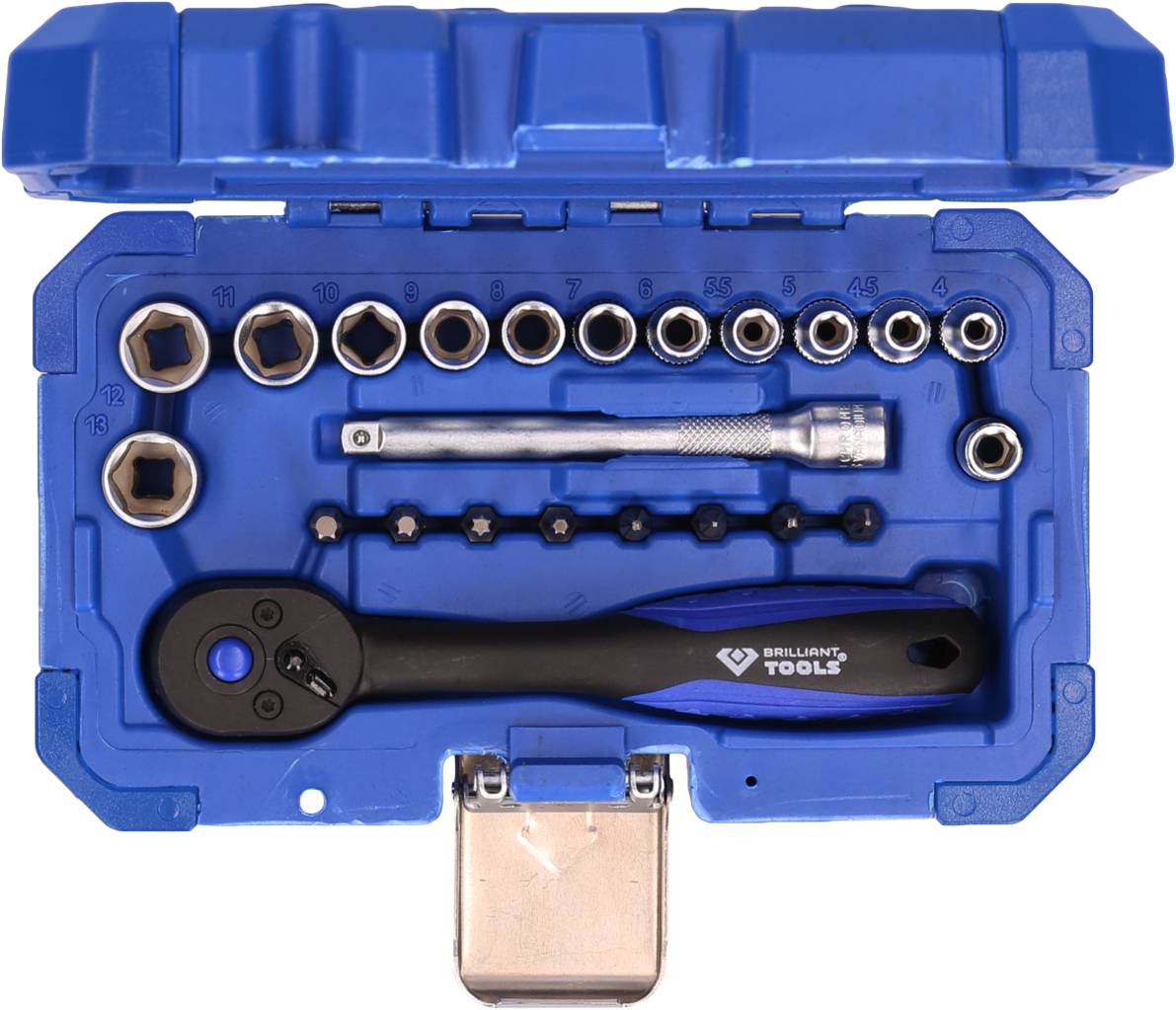 Niebieski zestaw narzędziowy z grzechotką i wieloma końcówkami o różnych rozmiarach i kształtach, ułożonymi w preformowanych przegródkach.