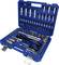 Niebieski kufer narzędziowy z różnymi kluczami nasadowymi, grzechotkami i końcówkami, starannie ułożonymi, przeznaczony do uniwersalnych napraw.