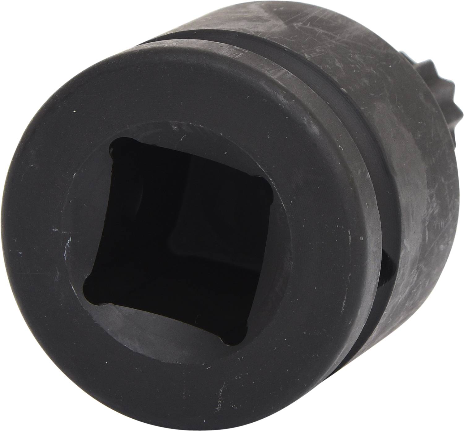 Czarny, cylindryczny metalowy klucz z kwadratowym otworem, używany do specjalnych komponentów maszyn.