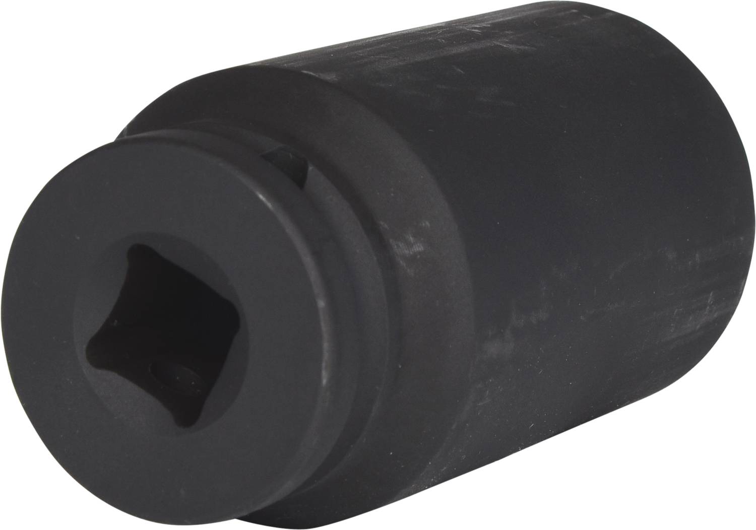 Czarny sworzeń blokujący z kwadratowym otworem, ułożony poziomo. Idealny do prac mechanicznych lub napraw.