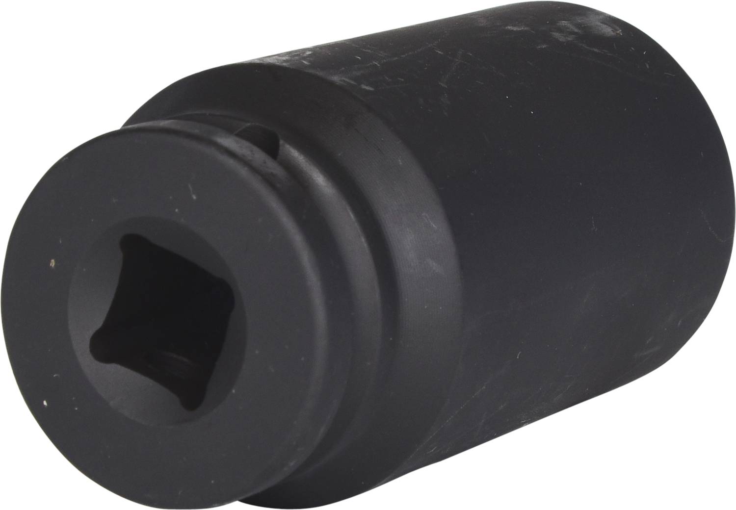 Czarny łącznik gwintowany z kwadratowym otworem do klucza, używany do dokręcania lub odkręcania śrub.