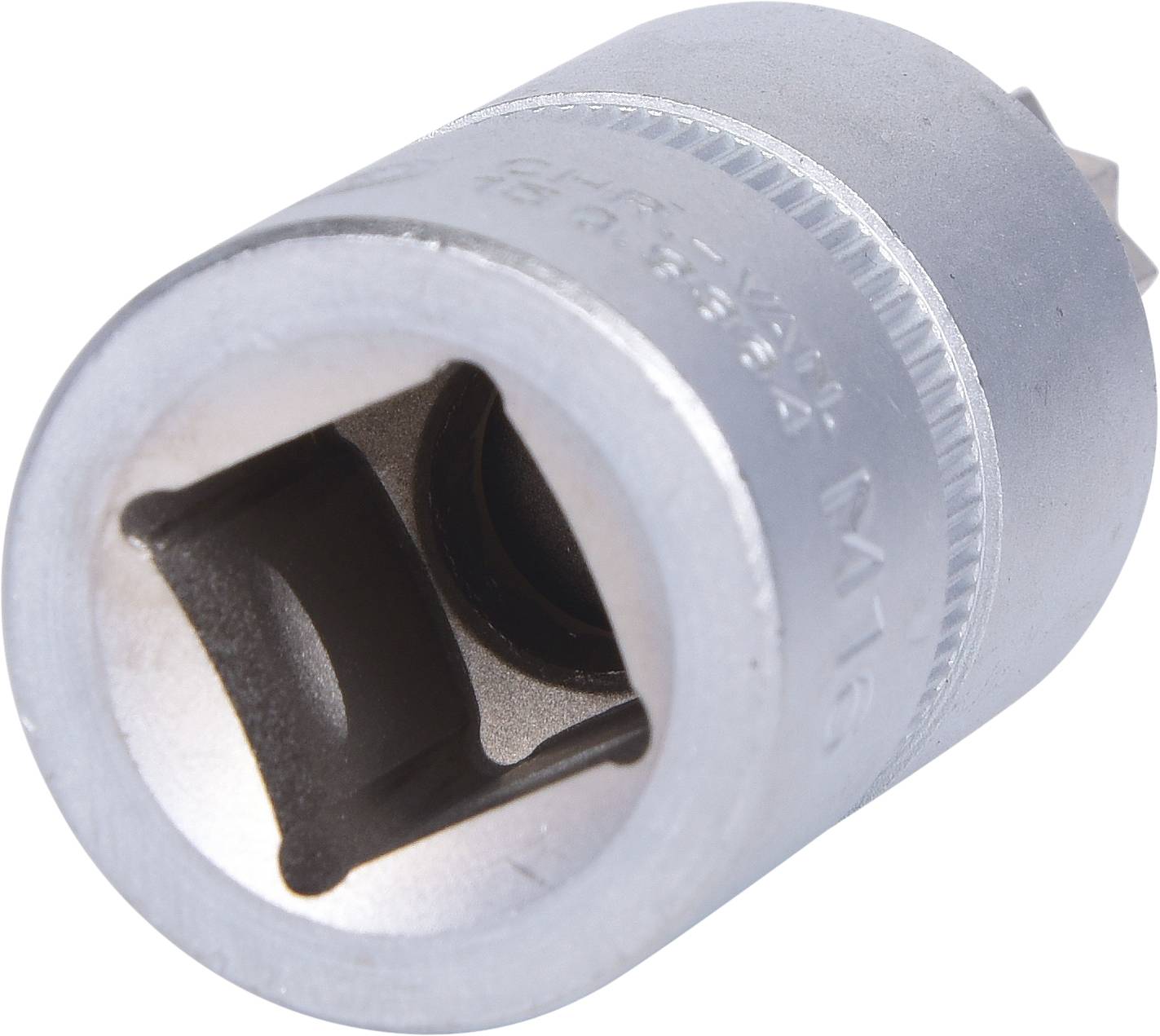 Nasadka klucza sześciokątnego w srebrnym kolorze, z otworem kwadratowym, oznaczona napisem 'M16', przeznaczona do zastosowań mechanicznych.