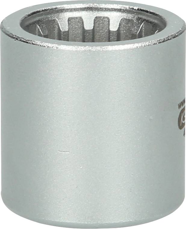 Srebrny nasadowy klucz z grzechotką o cylindrycznym kształcie, z wyprofilowanym pierścieniem wewnętrznym, często stosowany podczas prac śrubowych.