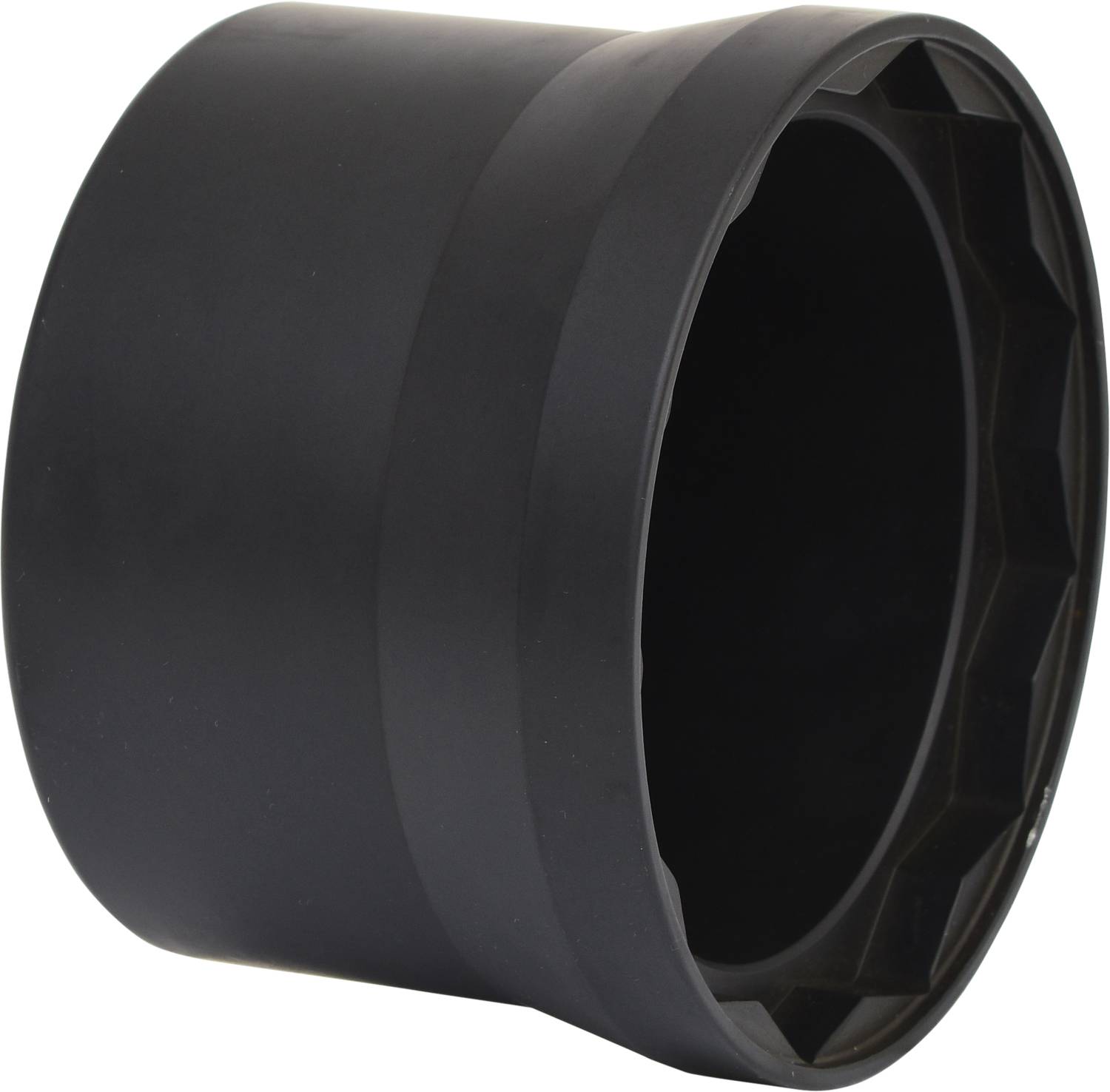 Czarny, cylindryczny adapter lub nasadka, prawdopodobnie element jakiegoś urządzenia technicznego lub mechanicznego, na białym tle.