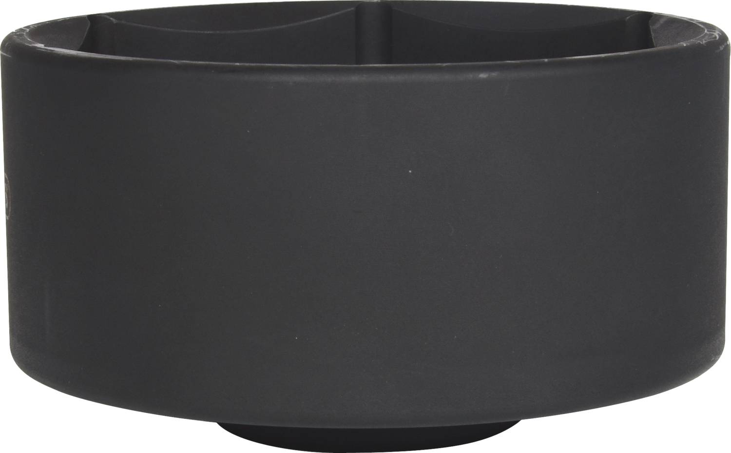 Czarny, okrągły pojemnik z gładkim brzegiem i podzieloną przestrzenią wewnętrzną.