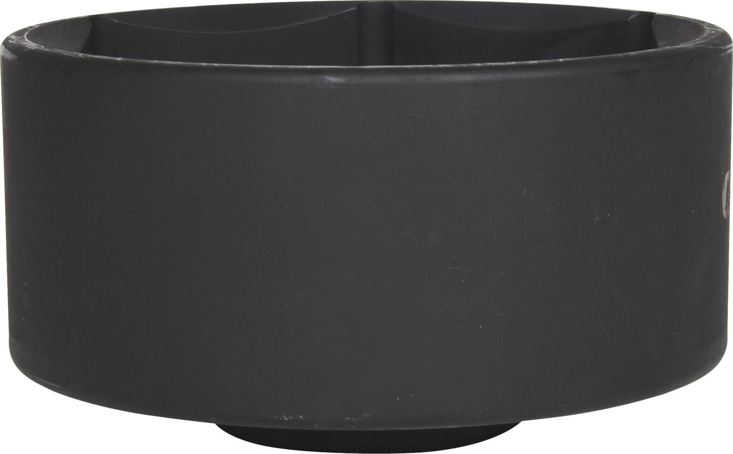 Czarna, cylindryczna osłona z tworzywa sztucznego o jednolitym, gładkim wyglądzie.