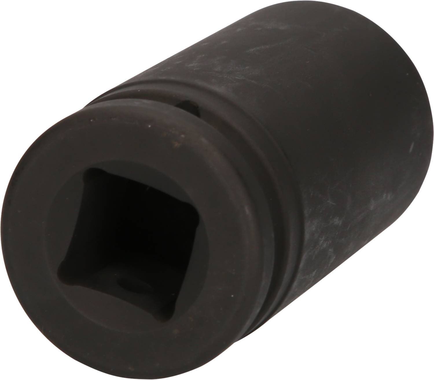 Czarny, cylindryczny nasadowy klucz z kwadratowym otworem, często stosowany podczas prac śrubowych.