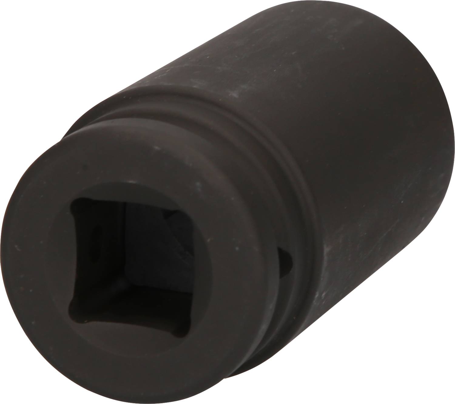 Czarny nasadowy klucz udarowy o kwadratowym otworze, przeznaczony do użycia z kluczem dynamometrycznym lub grzechotką, na białym tle.