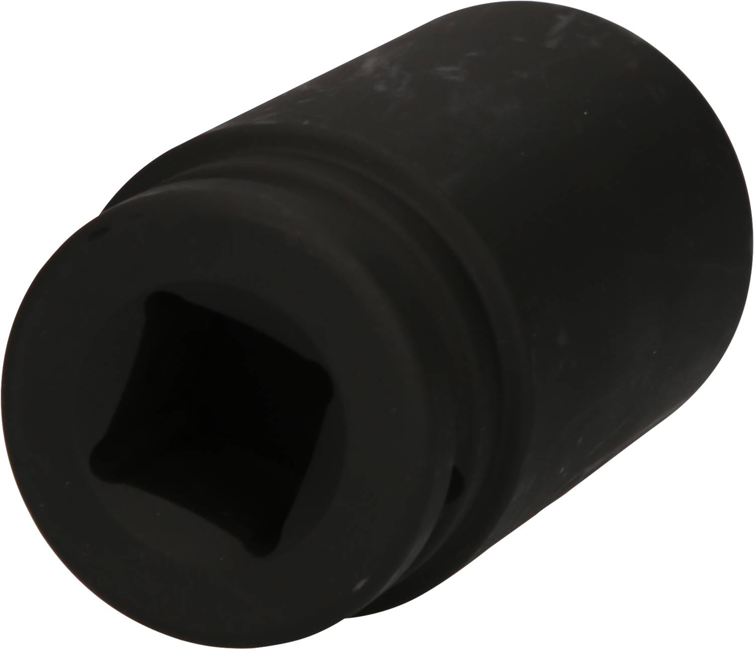Czarny uchwyt nasadowy do wkrętaka, o kształcie cylindrycznym, z kwadratowym otworem na jednym końcu. Odpowiedni do prac mechanicznych.