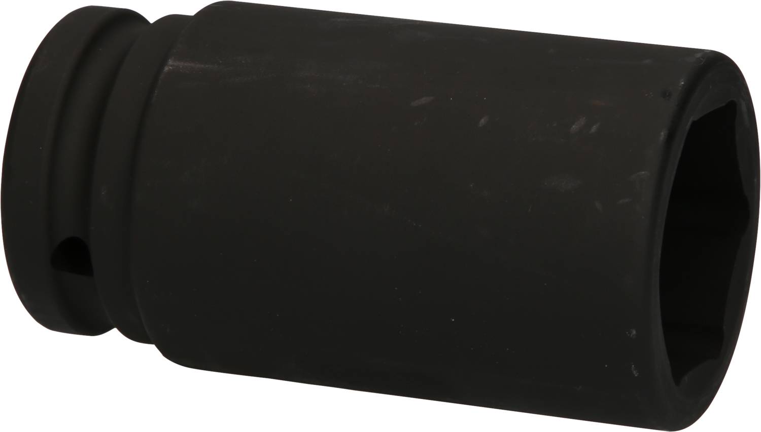 Czarna nasadka sześciokątna, cylindryczna o gładkiej powierzchni, odpowiednia do użycia z kluczem lub grzechotką.