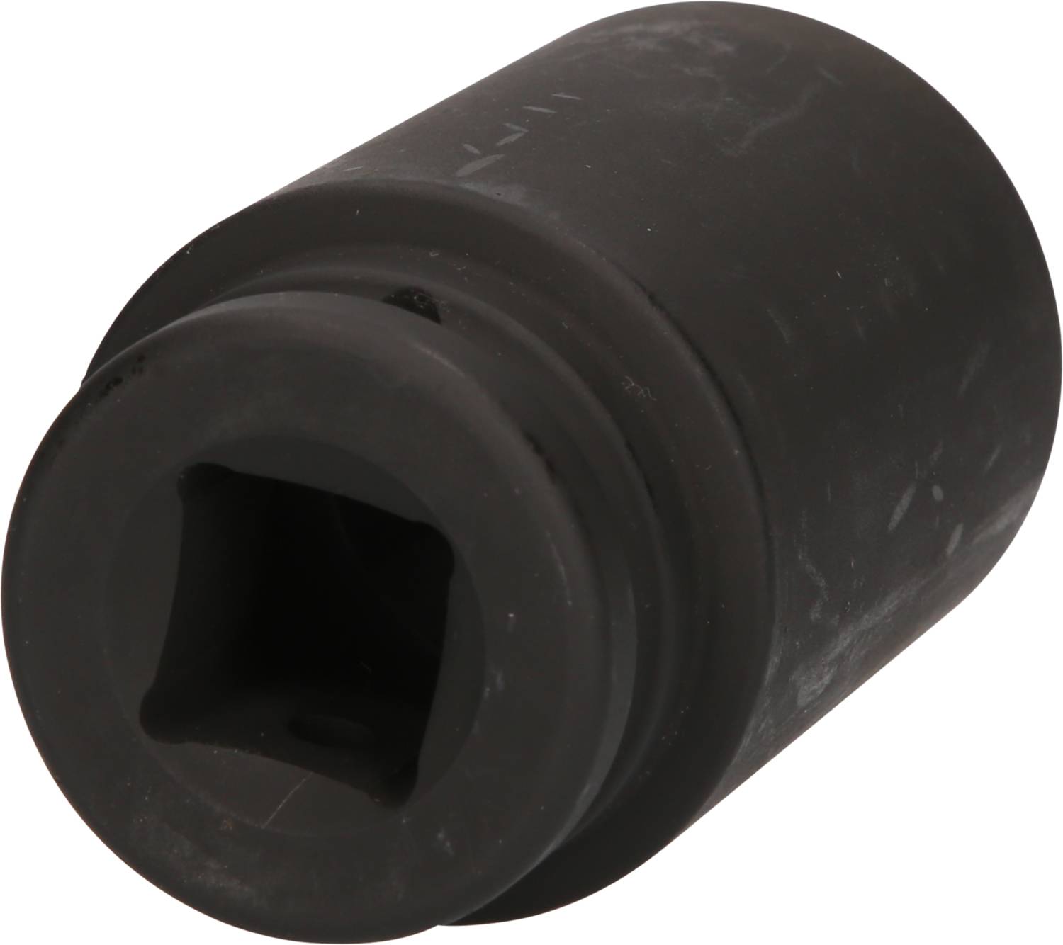 Czarny, cylindryczny adapter z kwadratowym otworem, prawdopodobnie końcówka narzędziowa służąca do łączenia elementów.