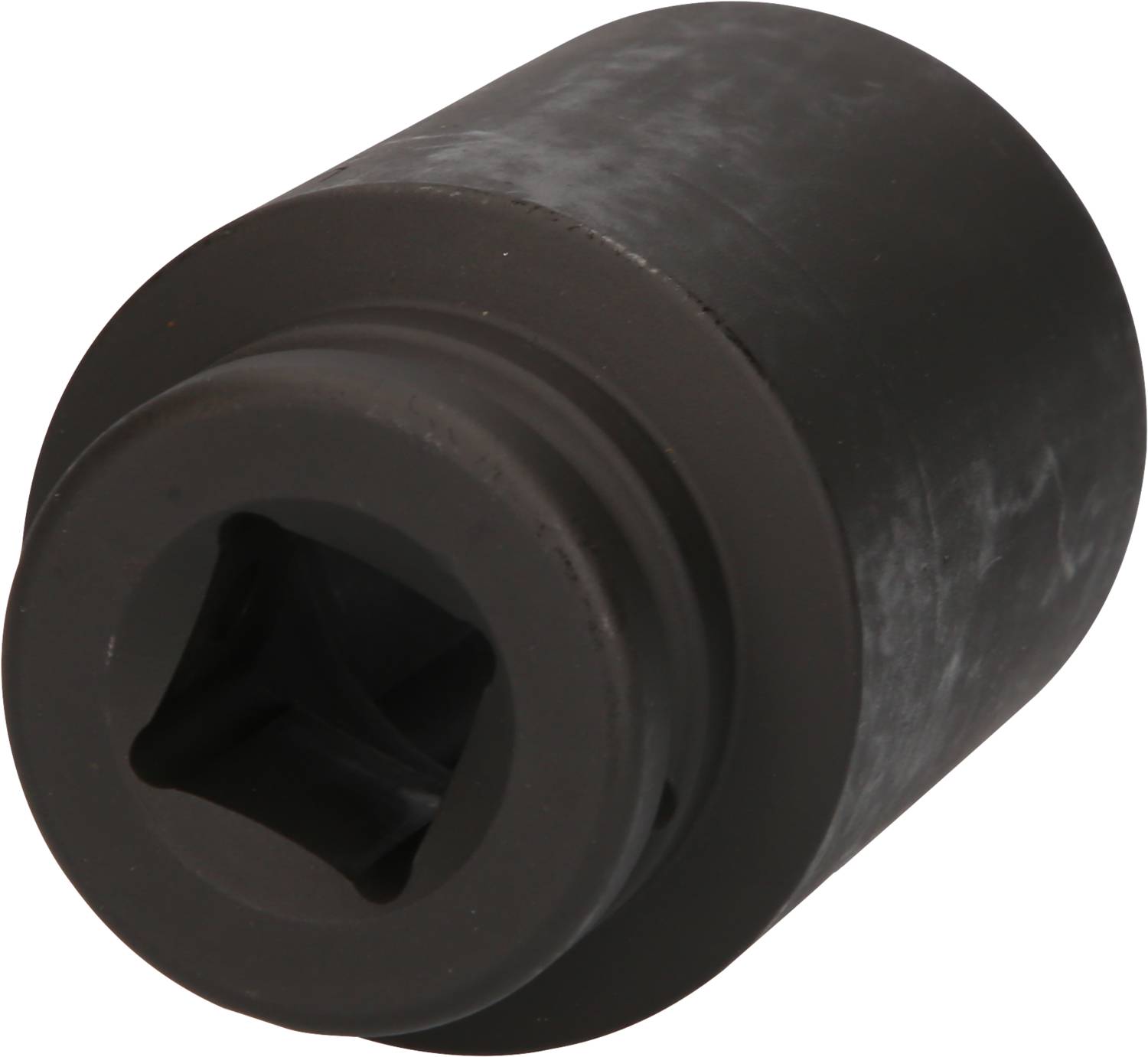 Czarna, cylindryczna metalowa część z kwadratowym otworem na jednym końcu, prawdopodobnie nasadka do klucza nasadowego.