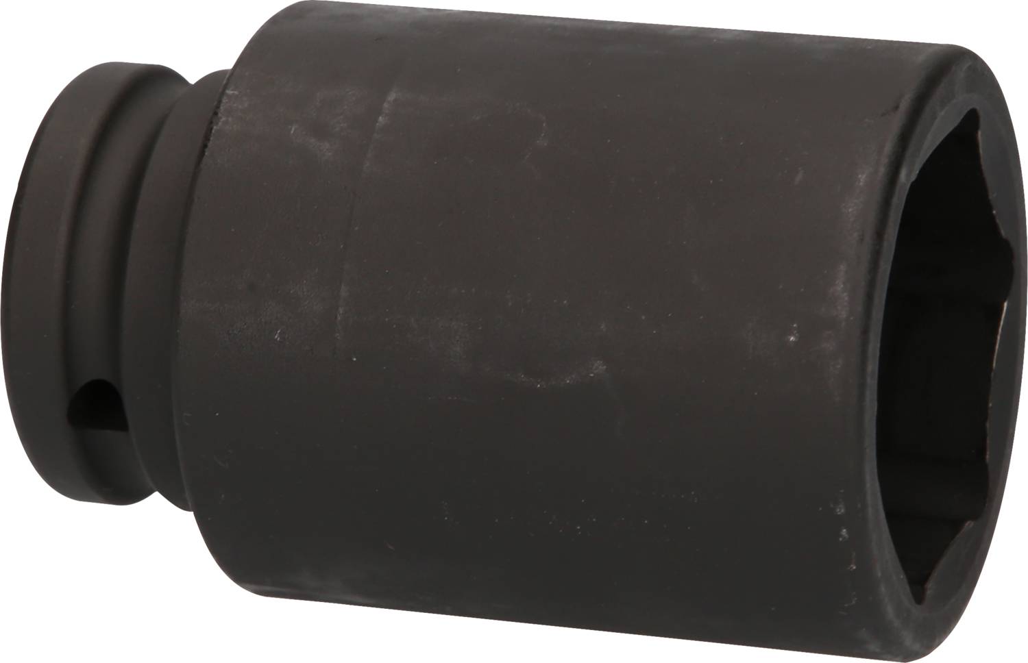 Czarna nasadka klucza, o kształcie cylindrycznym, na białym tle.