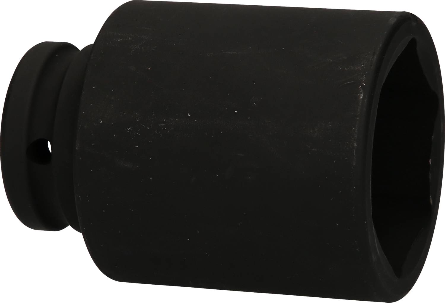 Czarna, cylindryczna metalowa tuleja z otworem z boku. Prawdopodobnie używana jako nasadka narzędziowa lub adapter.