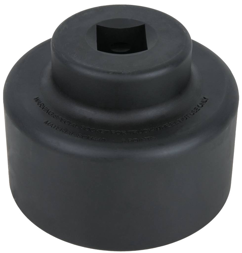 Czarna metalowa nakrętka z gładką powierzchnią i kwadratowym otworem od góry, prawdopodobnie przeznaczona do użytku narzędziowego.