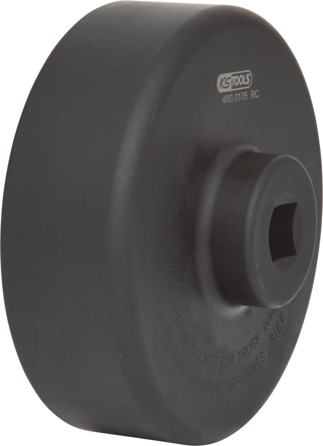 Okrągłe, czarne narzędzie specjalistyczne, prawdopodobnie do obsługi samochodów ciężarowych, z wytłoczoną etykietą i kwadratowym wycięciem pośrodku.