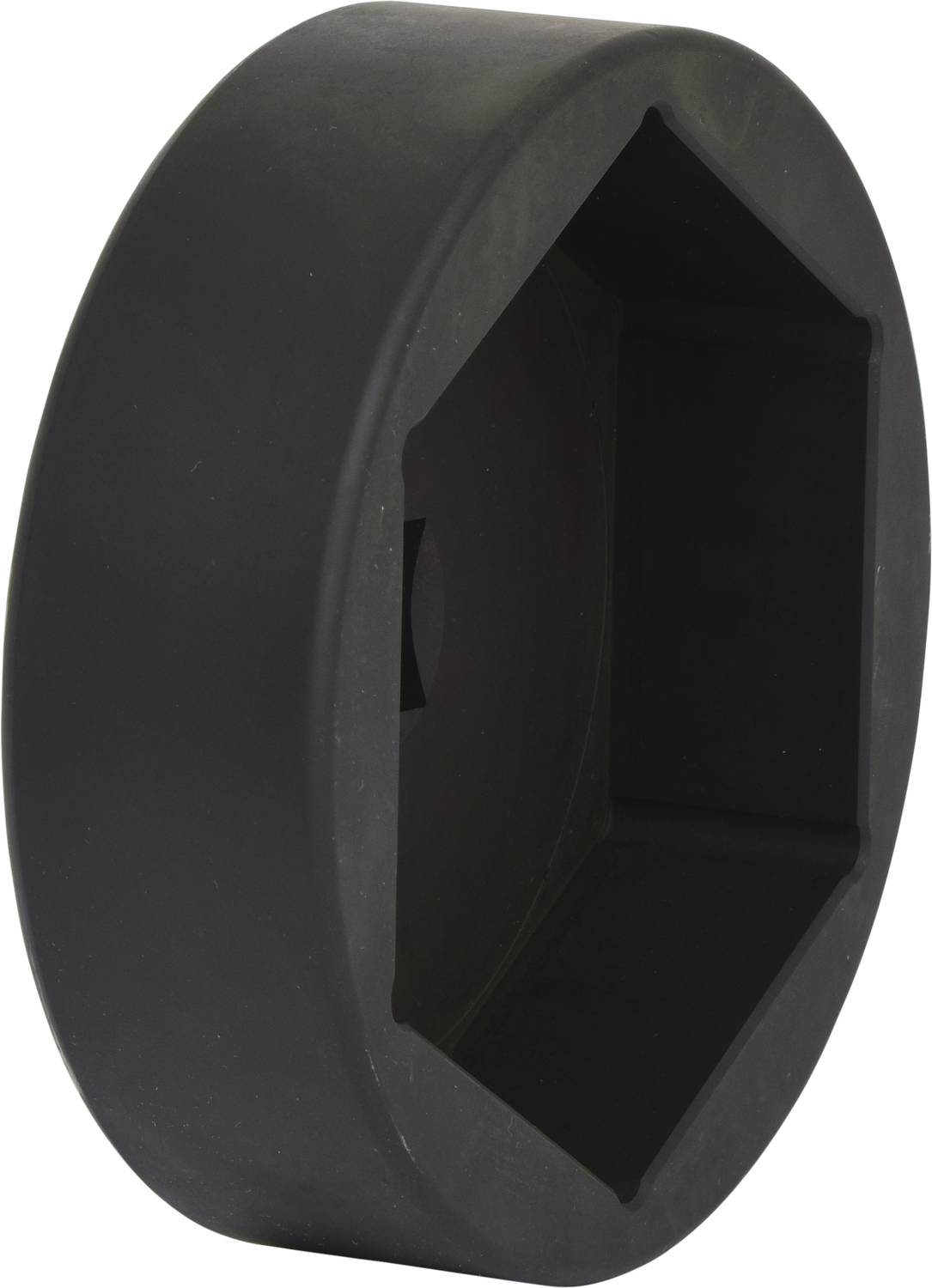 Czarny, sześciokątny obiekt wyglądający jak duża pokrywa śruby. Ma matową powierzchnię i leży na boku.