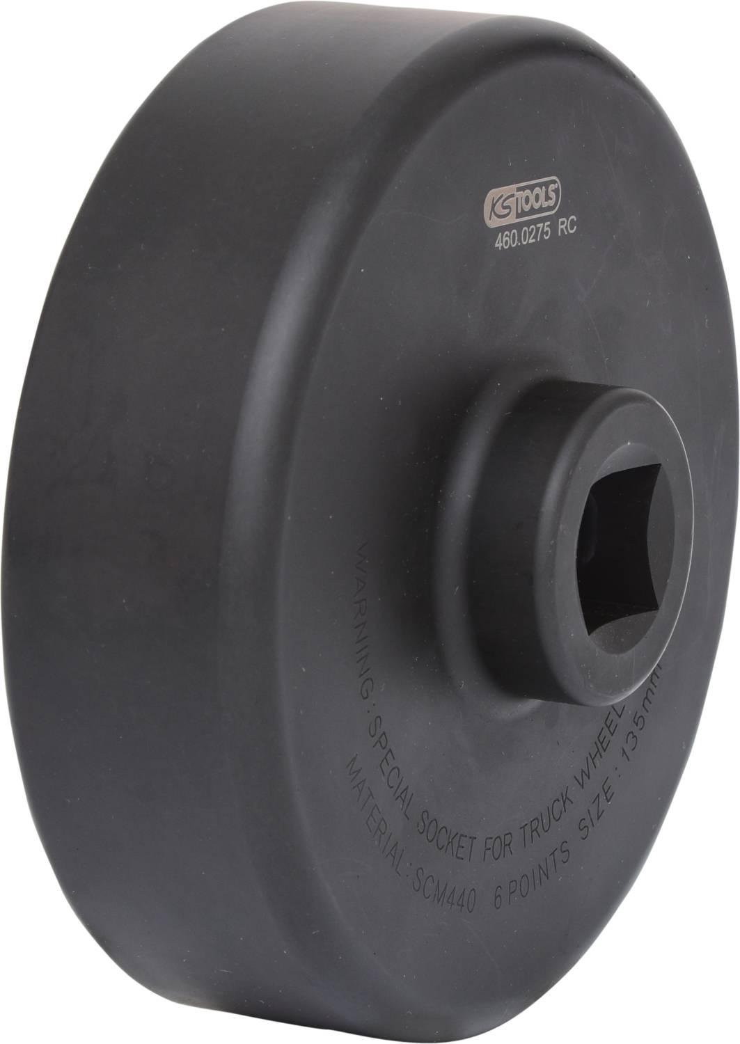 Okrągły, czarny klucz do nakrętek kół ciężarówek. W środku znajduje się kwadratowy otwór na klucz nasadowy.