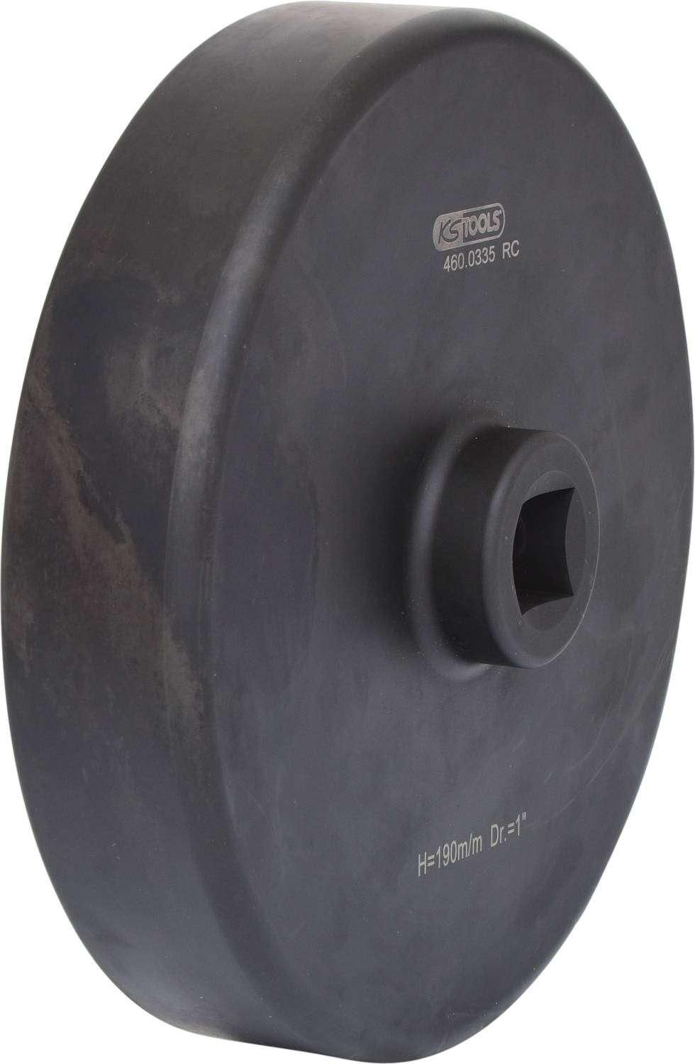 Duży, okrągły adapter metalowy z kwadratowym otworem pośrodku i technicznymi danymi nadrukowanymi z boku.