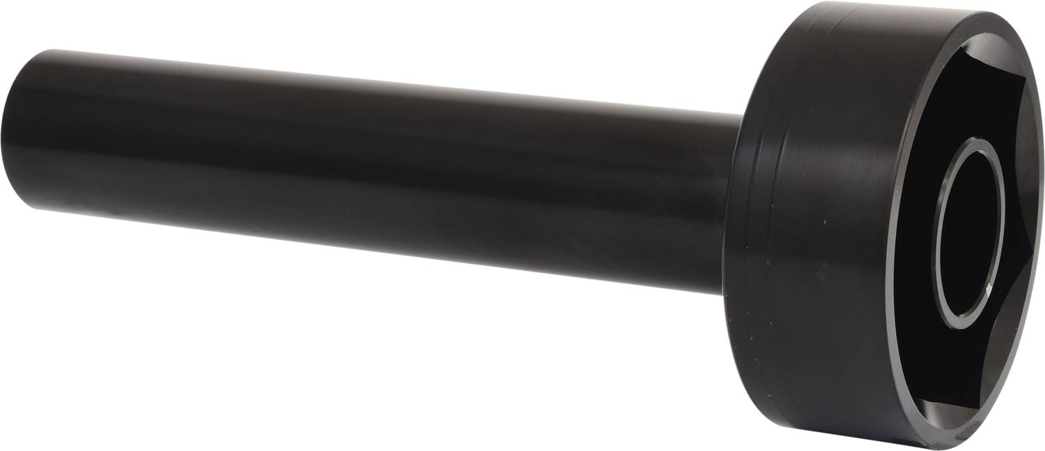 Czarny metalowy cylinder z szerokim, sześciokątnym końcem. Prawdopodobnie końcówka narzędziowa lub adapter.