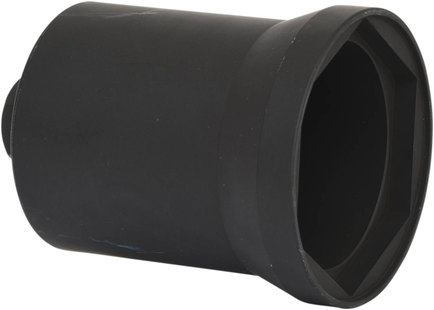 Czarny metalowy cylinder z sześciokątnym otworem, prawdopodobnie używany jako klucz do specjalnych mocowań.