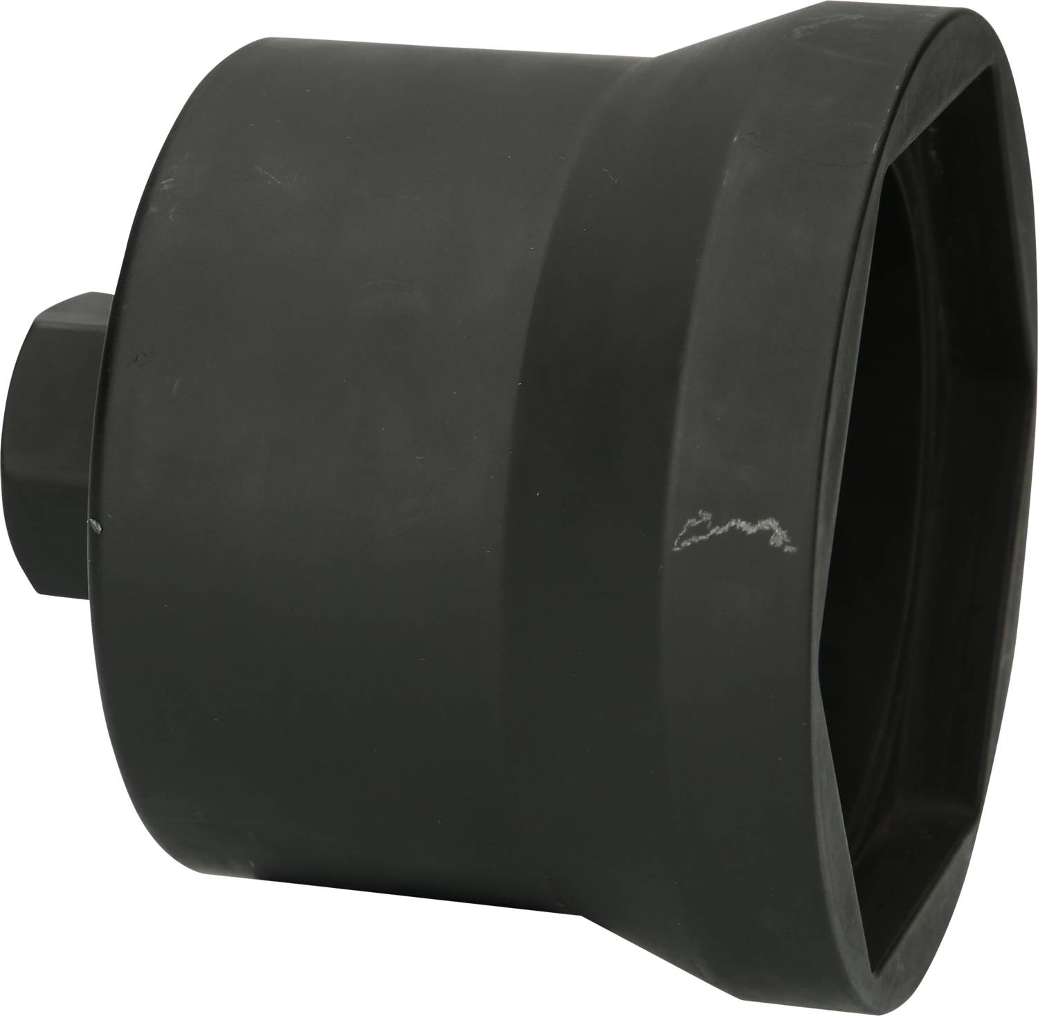 Czarny metalowy element wyposażenia, okrągły z sześciokątnym zakończeniem z jednej strony, prawdopodobnie końcówka narzędziowa lub adapter.