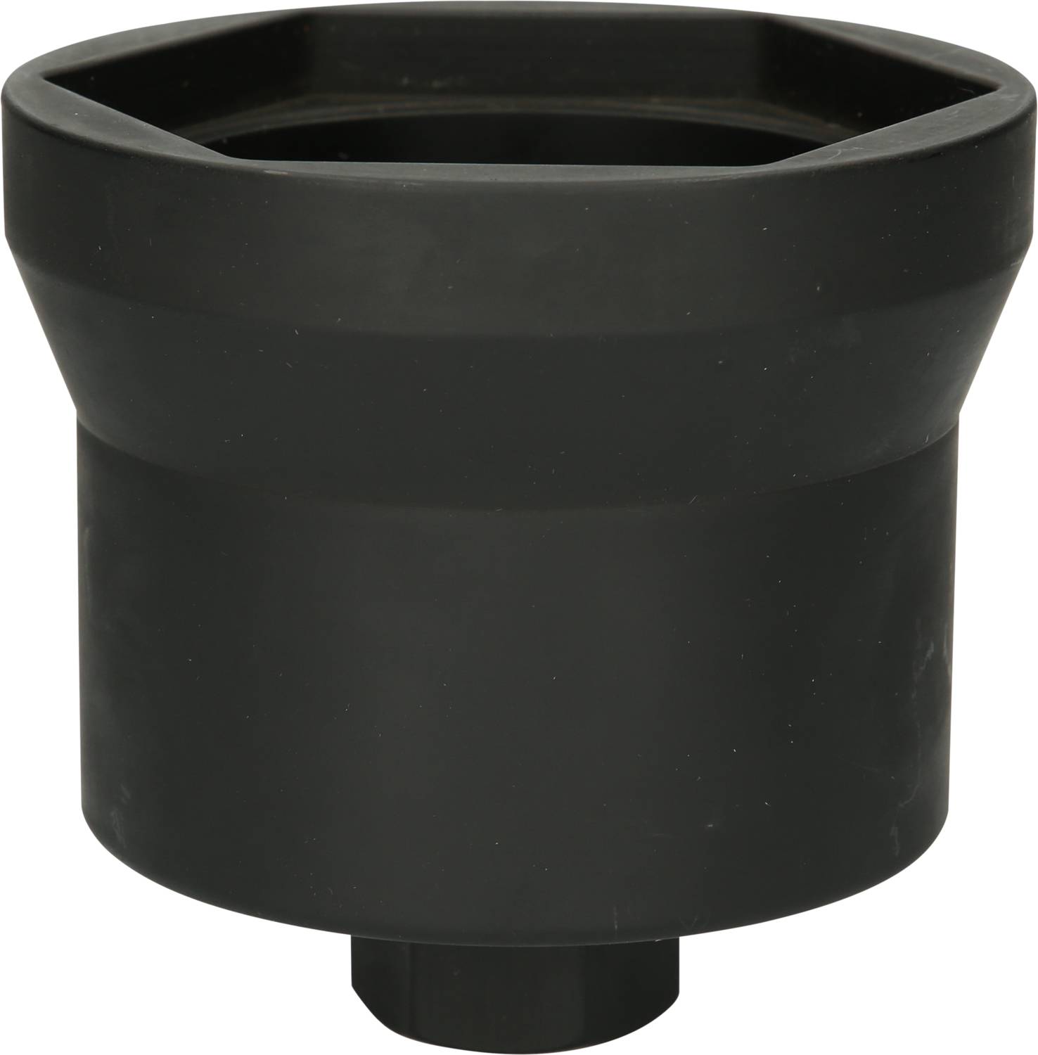 Czarny adapter plastikowy, o cylindrycznym kształcie z wewnętrznym otworem sześciokątnym, prawdopodobnie przeznaczony do systemów rurowych lub przewodowych.